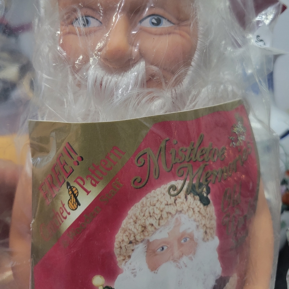 Vintage mistletoe 15" Santa kit crochet.